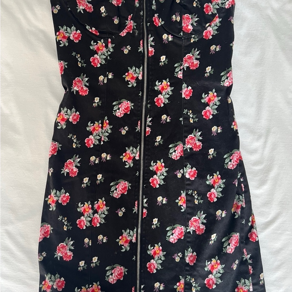 Dresses - Picture 2 of 6